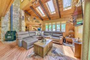 Unique Bear Country Cabin in Ruidoso with Hot Tub!